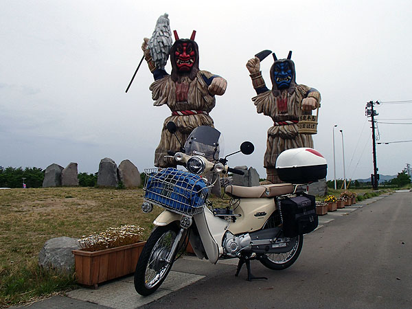 大きななまはげ像が立つ「男鹿総合観光案内所」に到着